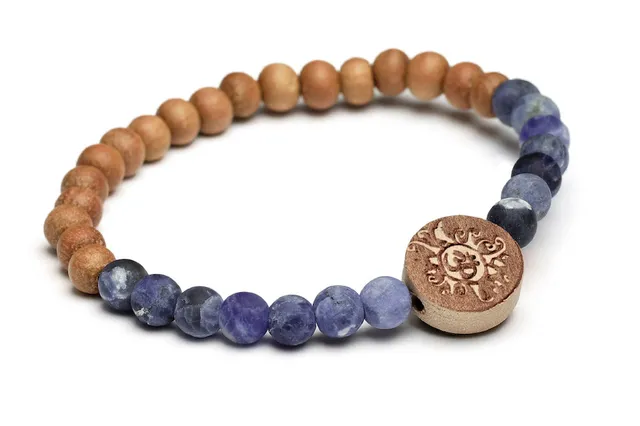 yogistar-handala-sodalith-sandelholz-armband-6mm image 1
