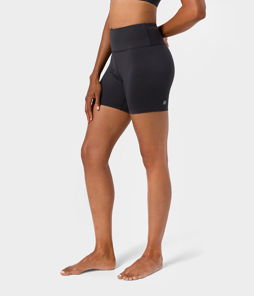 manduka-dhara-shorts-5-enge-biker-shorts-damen image 8