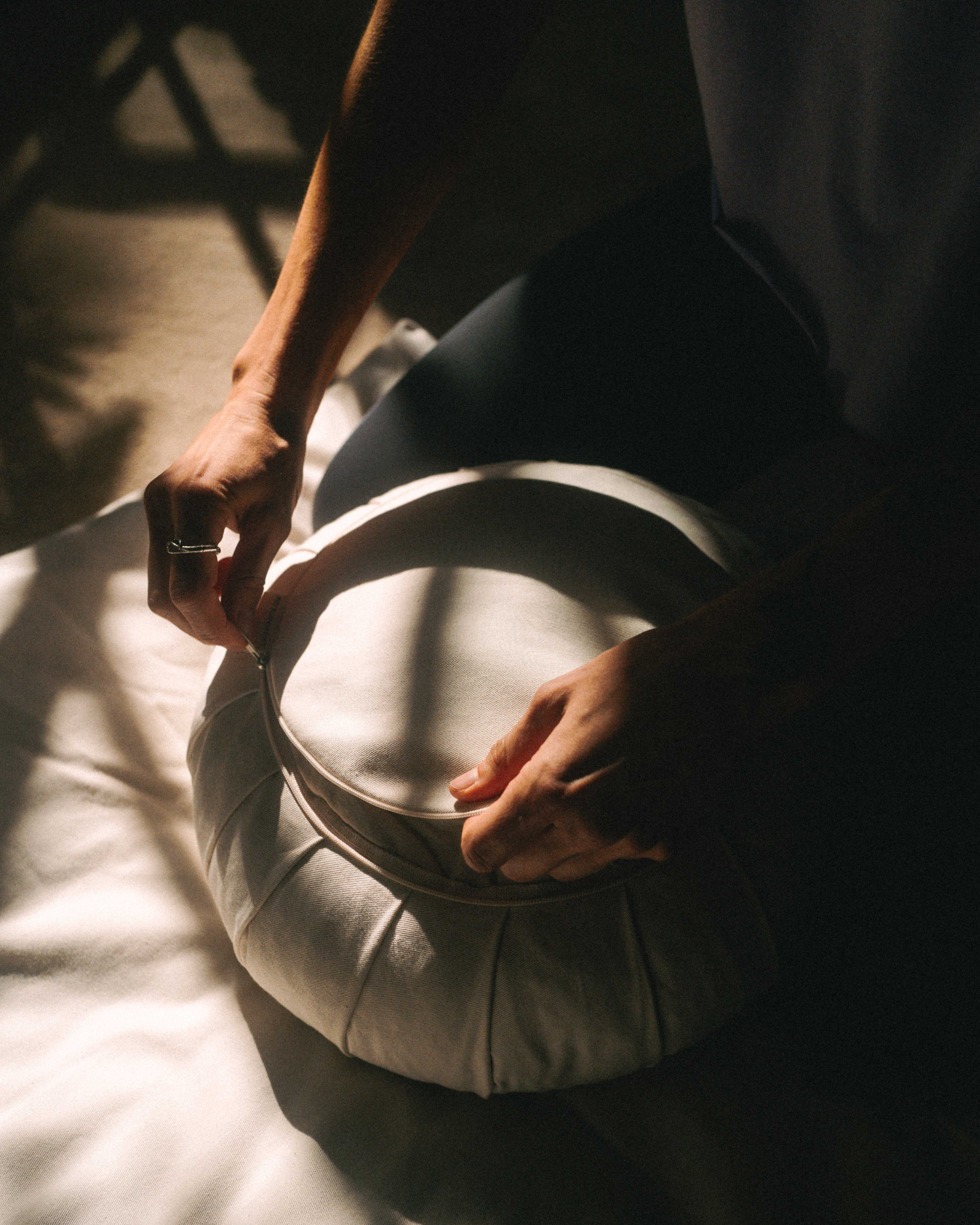 lotuscrafts-zafu-zen-meditationskissen-kapok-15-cm image 4