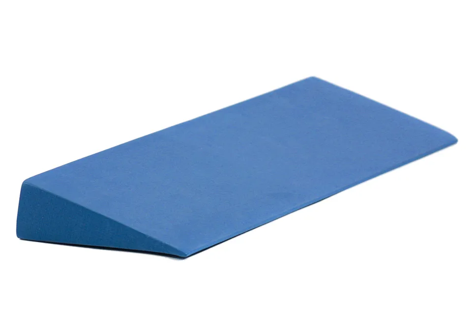 yogistar-pilates-block-wedge-keil-blau-18-grad image 1