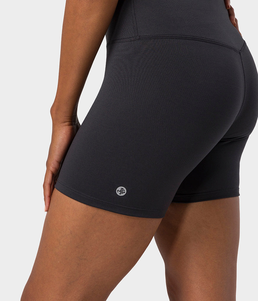 manduka-dhara-shorts-5-enge-biker-shorts-damen image 3