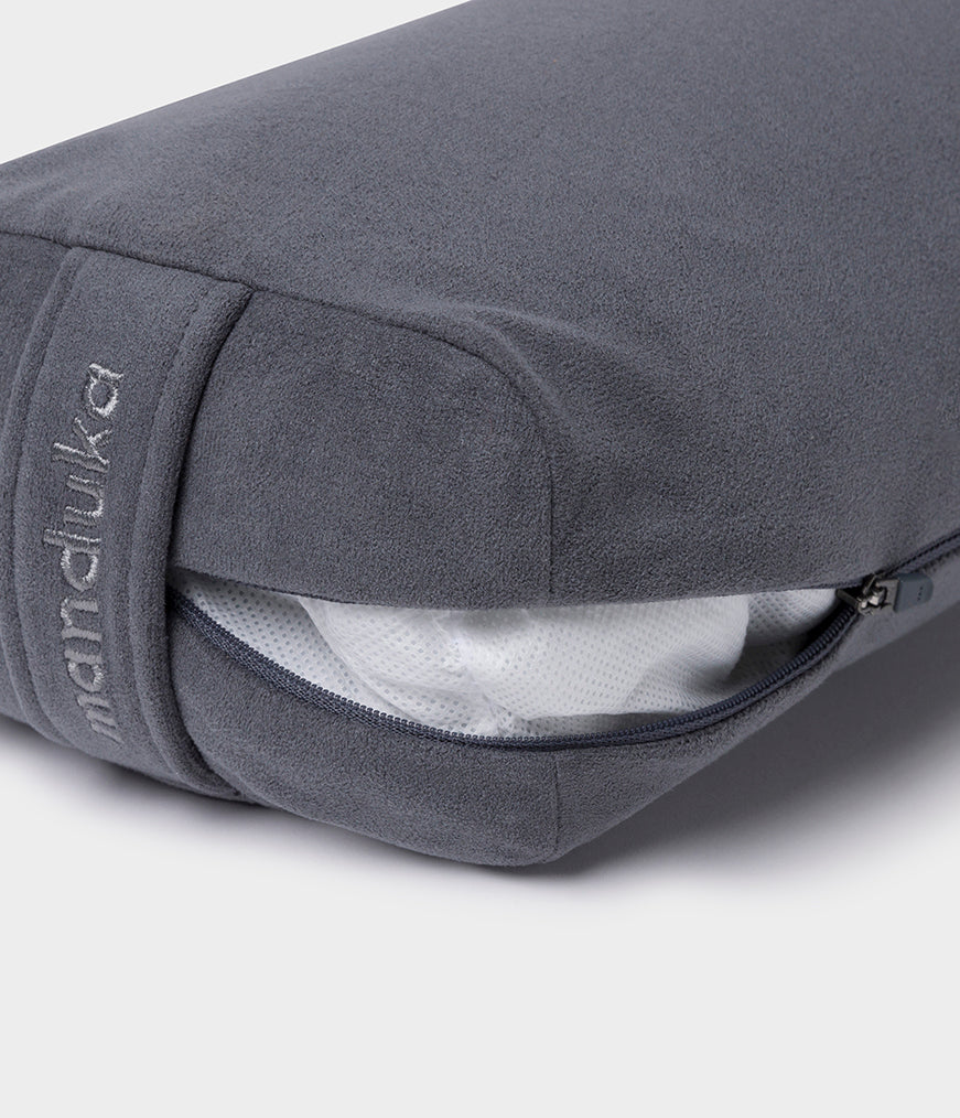 manduka-equa-lean-bolster-bezug-aus-mikrofaser image 5