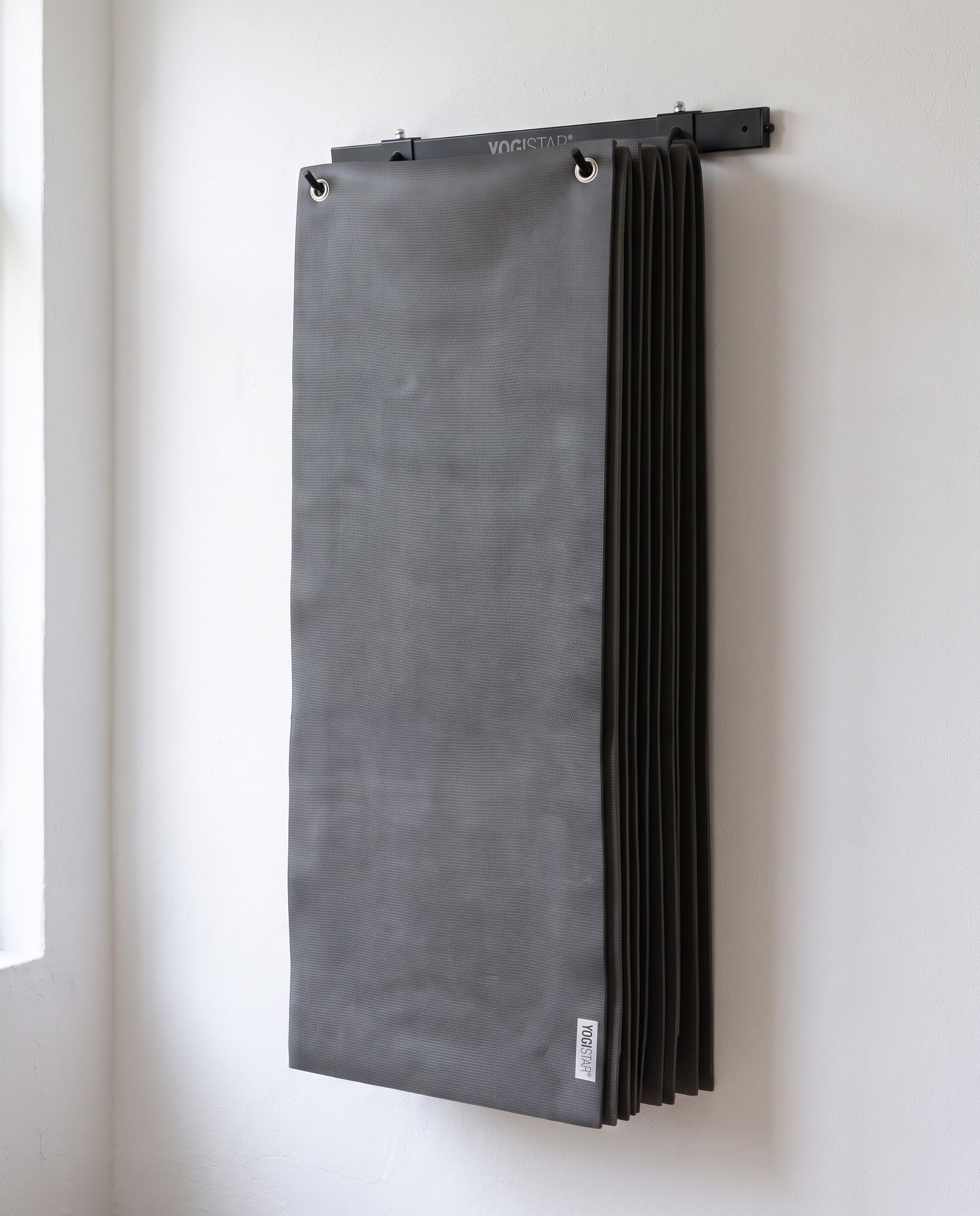 yogistar-wandhalter-aus-metall-f-r-yoga-und-pilates-matten-mit-sen image 2
