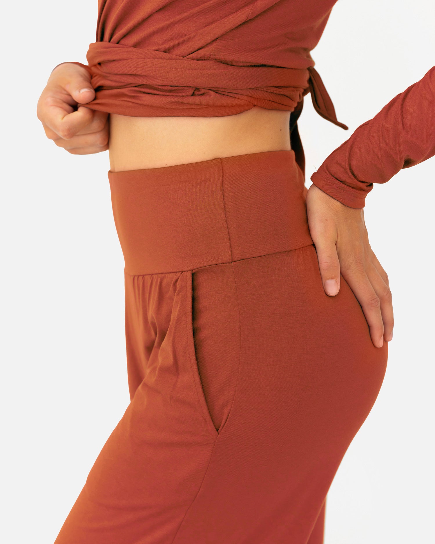 lotuscrafts-heya-culotte-weite-yoga-hose-aus-viskose-mit-hohem-bund image 4