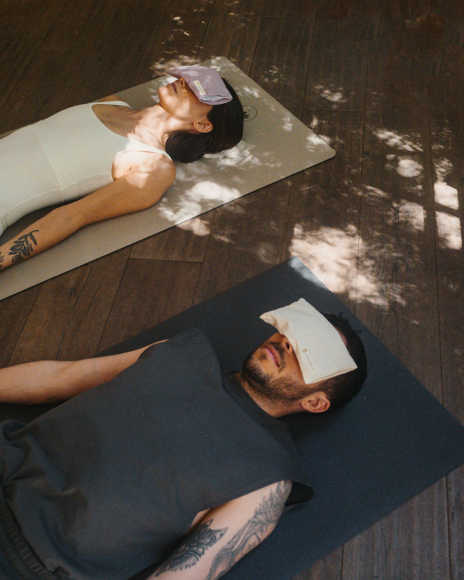 lotuscrafts-yoga-augenkissen-bio-leinsamen-lavendel image 8