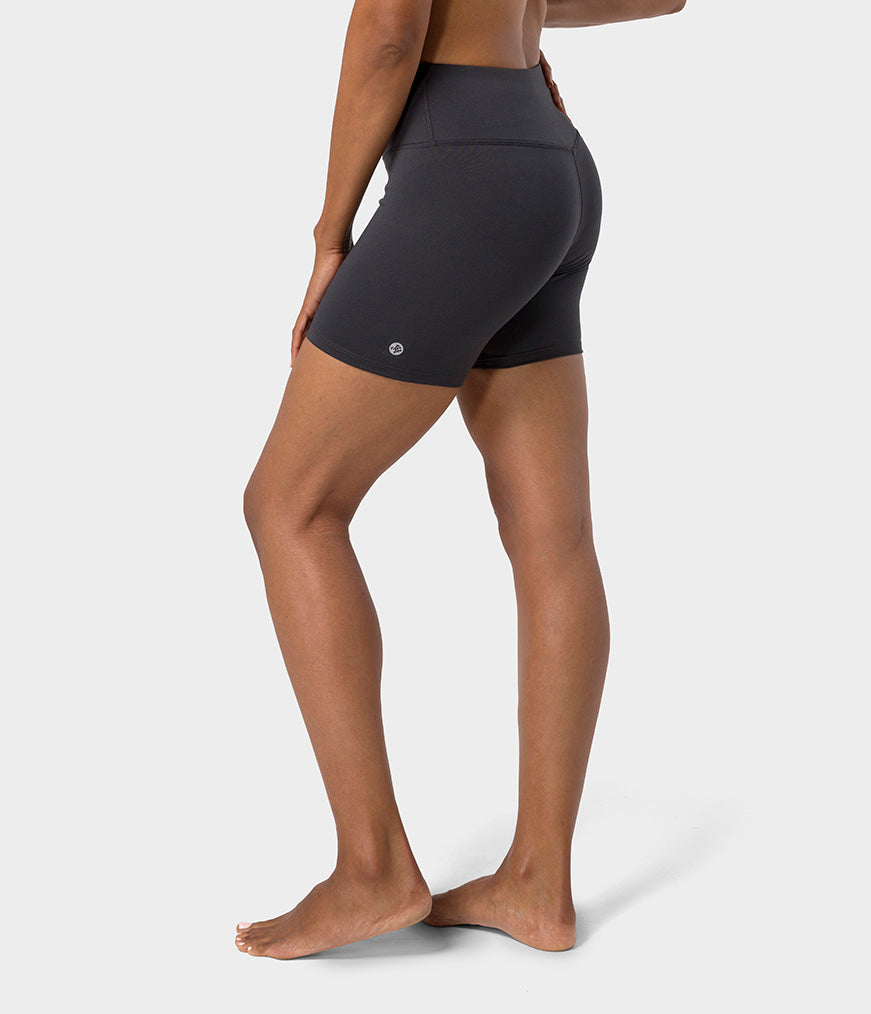 manduka-dhara-shorts-5-enge-biker-shorts-damen image 6
