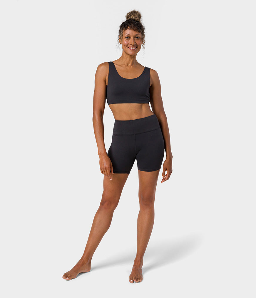 manduka-dhara-shorts-5-enge-biker-shorts-damen image 5